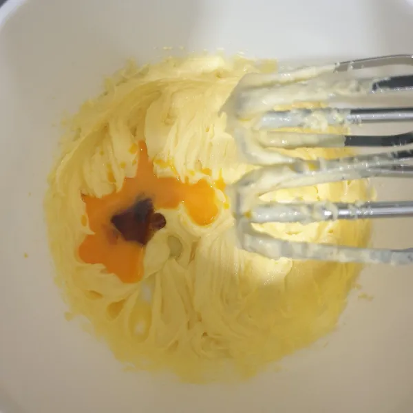 masukan kuning telur dan vanilla Essence