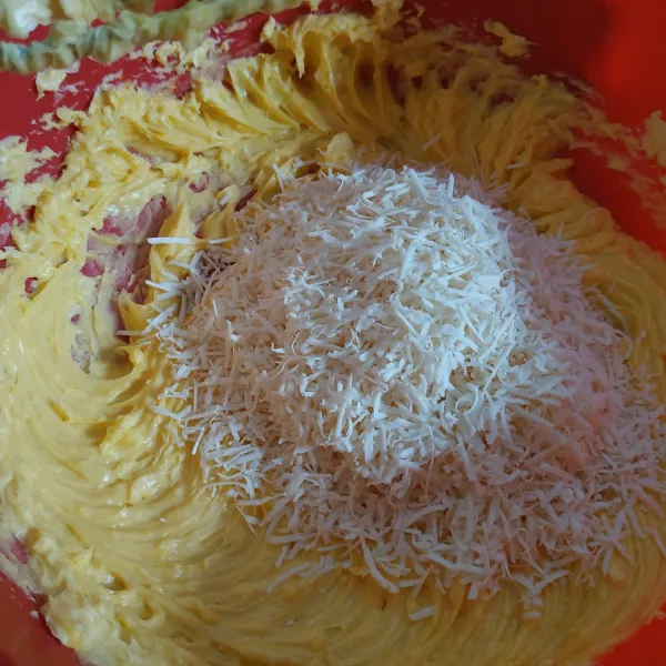 Tambahkan keju parut, mixer hingga tercampur rata.