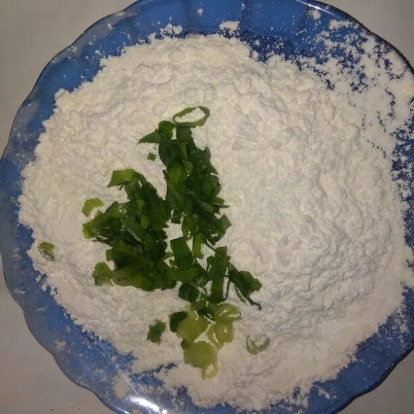campurkan tepung terigu,tepung beras dan irisan daun bawang .
