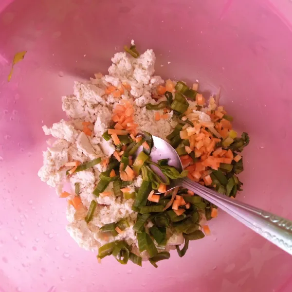 Hancurkan tahu putih, iris tipis daun bawang dan potong kecil wortel. Campurkan dalam 1 wadah.