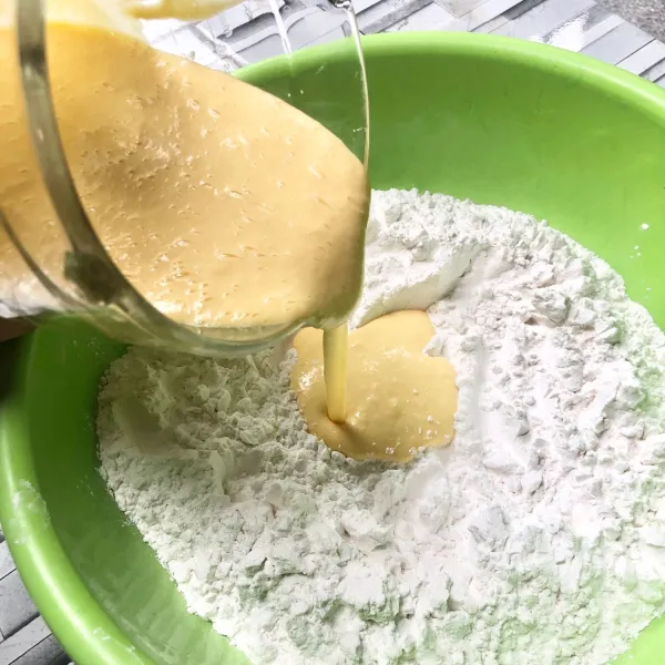 Jika adonan sudah rata, tuang adonan kedalam wadah yang telah di isi dengan tepung tapioka.