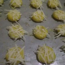 Taburi dengan keju parut.