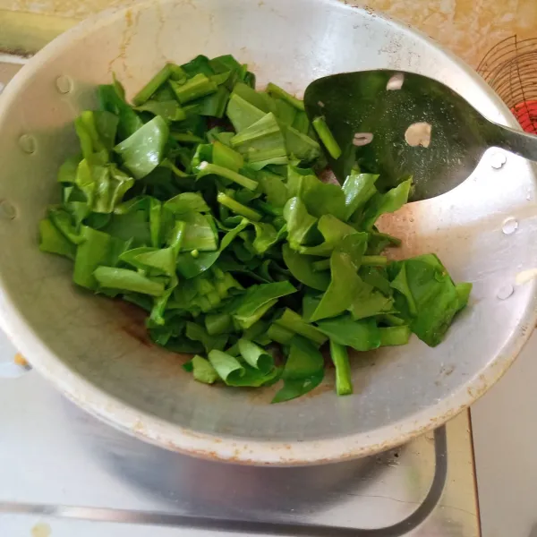 Masukkan daun genjer