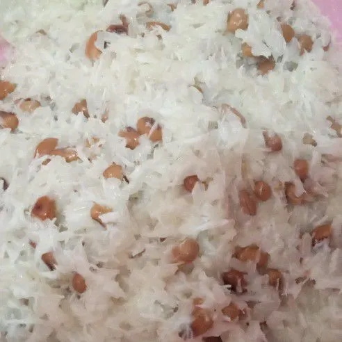 Campur beras ketan dan kelapa parut yang telah di kukus dengan kacang merah, garam, dan air panas 300 ml