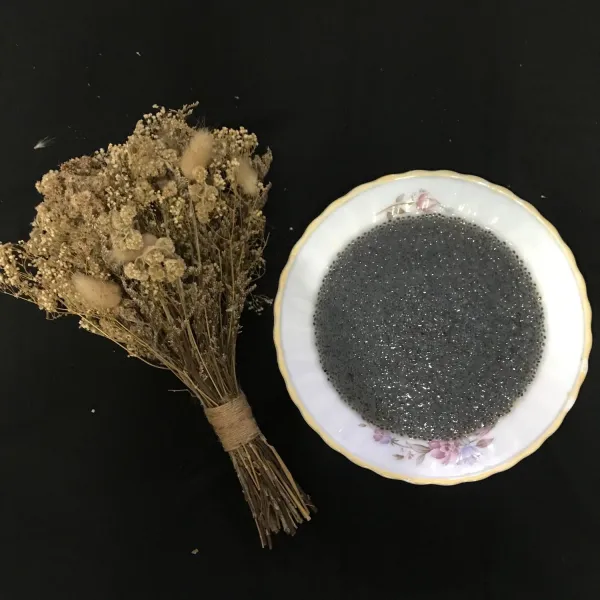 terakhir ambil biji selasih, masukkan ke dalam mangkok, kemudia didihkan air, setelah air mendidih tuangkan pada selasih dan tunggu hingga selasih mengembang sempurna, kemudian campurkan semua bahan, dan tambahkan es batu