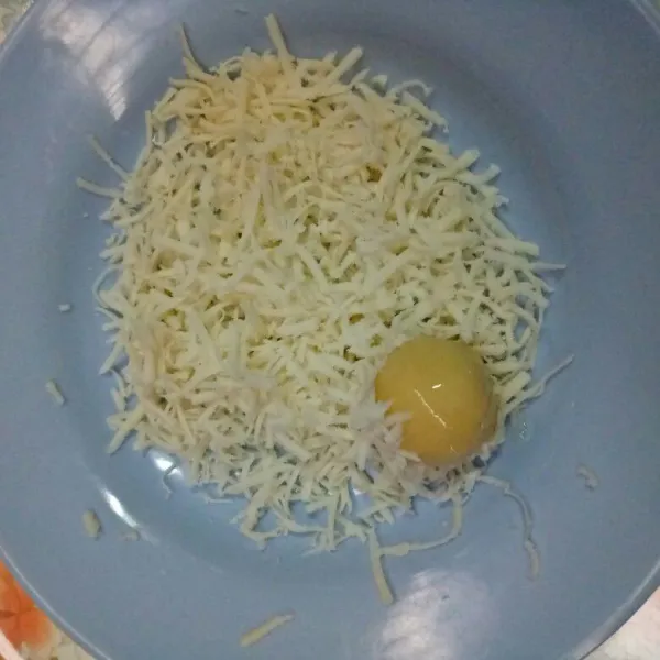 Setelah dicelup ke adonan putih telur, gulingkan ke keju parut.