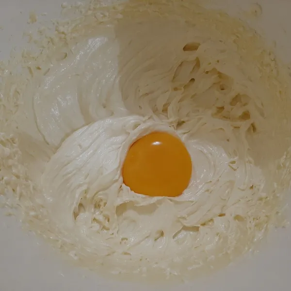 Masukkan kuning telur, aduk rata.