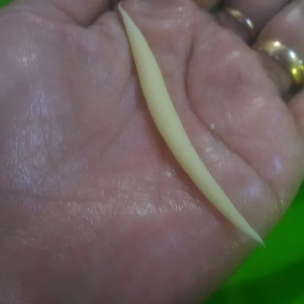 Siapakan minyak goreng secukupnya, ambil sedikit adonan dan gelintirkan pada kedua telapak tangan.