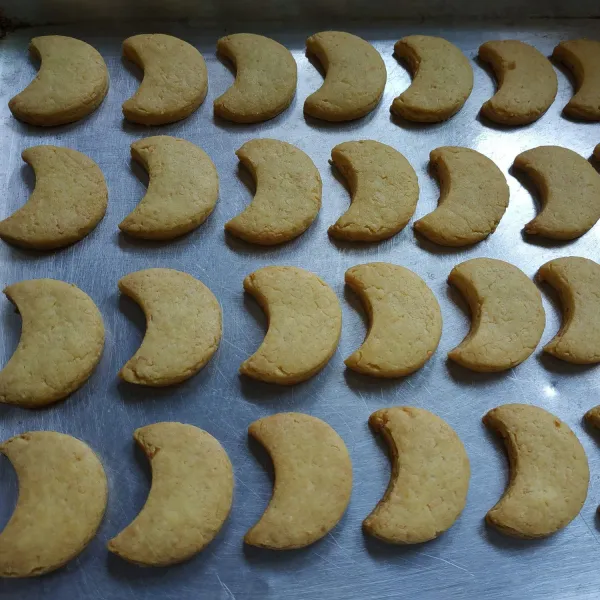 Oven adonan hingga matang. Setelah matang biarkan sampai agak hangat.