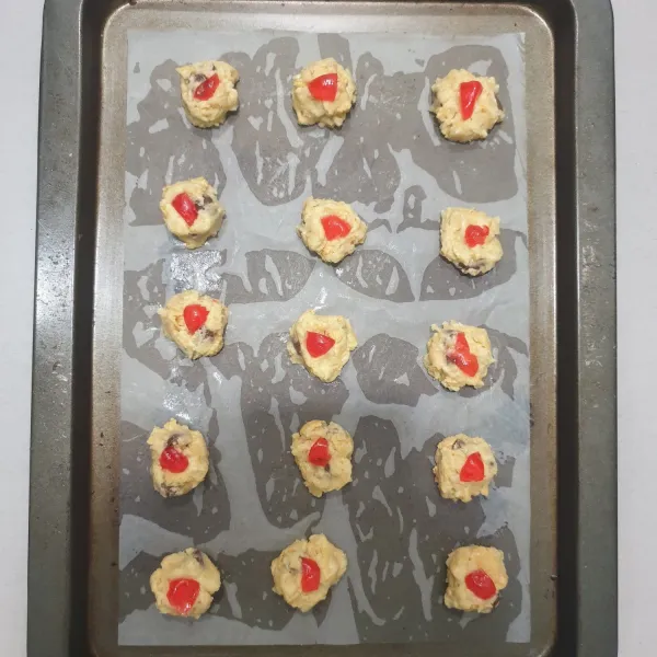 taruh potongan ceri di atasnya. Oven  kue selama 20 Menit dengan suhu 160 derajat Celcius (Sesuaikan dengan oven masing-masing), setelah matang keluarkan dan taruh di ats cooling rack.. sebelum di masukan kedalam toples kedap udara. Yummy