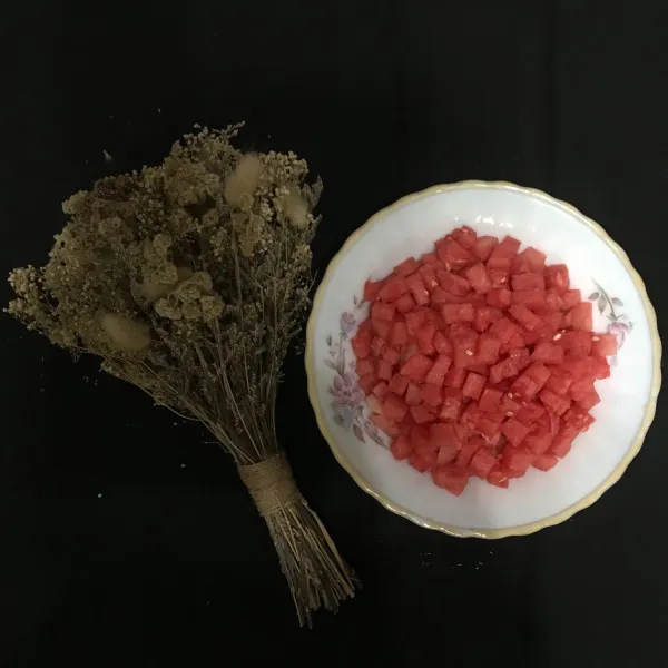 kupas semangka, lalu potong menjadi bentuk dadu atau sesuai selera