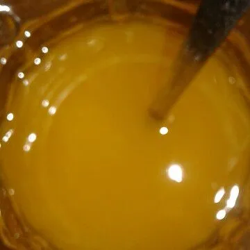 Lalu tuangi air 100 ml, aduk rata.