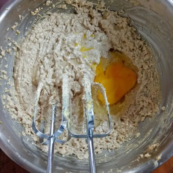 Tambahkan telur dan vanili, mixer lagi asal tercampur rata aja.