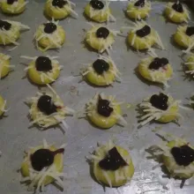 Beri selai blueberry, panaskan oven suhu 160° Celcius, oven selama 40 menit, angkat dan biarkan uap panas hilang, masukkan ke dalam toples kedap udara.