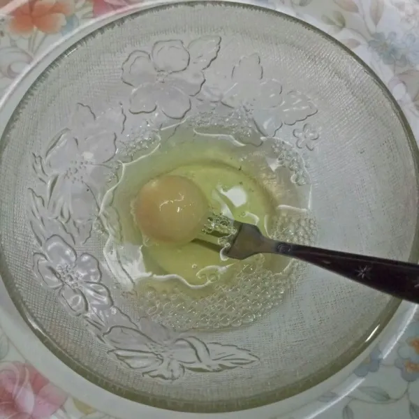 Bulatkan adonan lalu celupkan ke dalam putih telur.