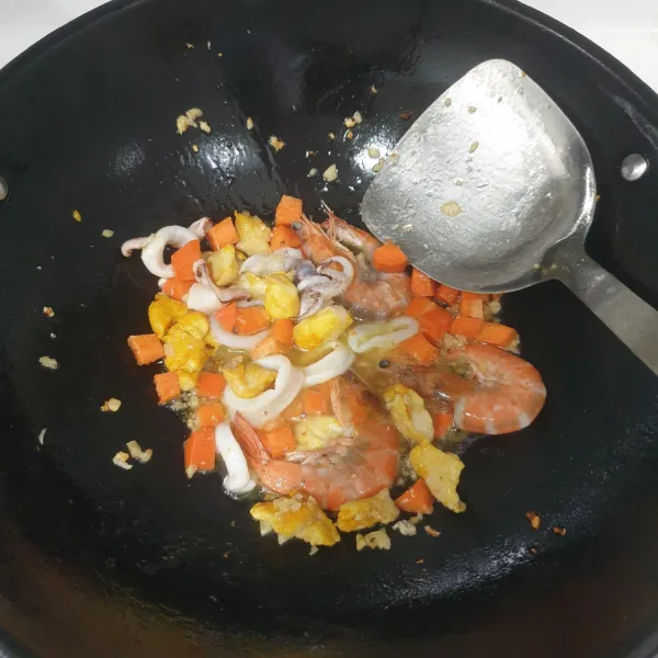 Masukan udang dan Sotong/Cumi-cumi masak selama 1 Menit