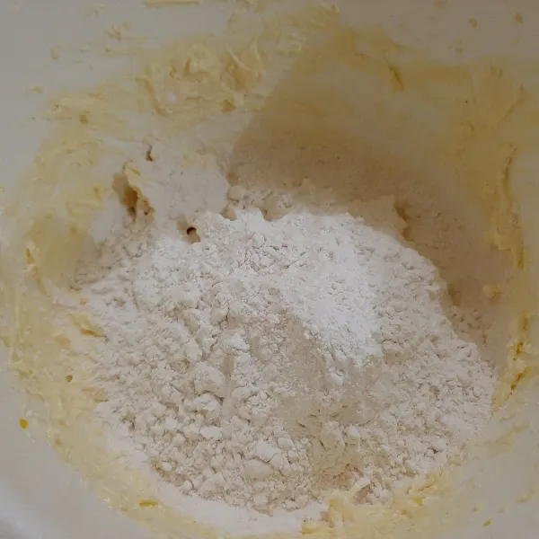 Tambahkan tepung sagu, aduk rata.
