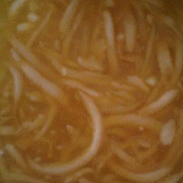 Masukkan sisa air dan campuran nutrisari ke dalam wadah yang berisi blewah yang sudah diserut, tambahkan es batu jika suka. Saya tidak pakai, langsung masuk kulkas.