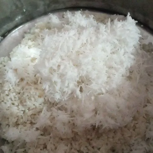 Kukus kelapa yang telah diparut dengan beras ketan kurang lebih 15 menit