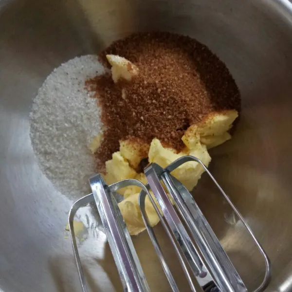 Mixer margarin, gula palem dan gula pasir sampe halus.