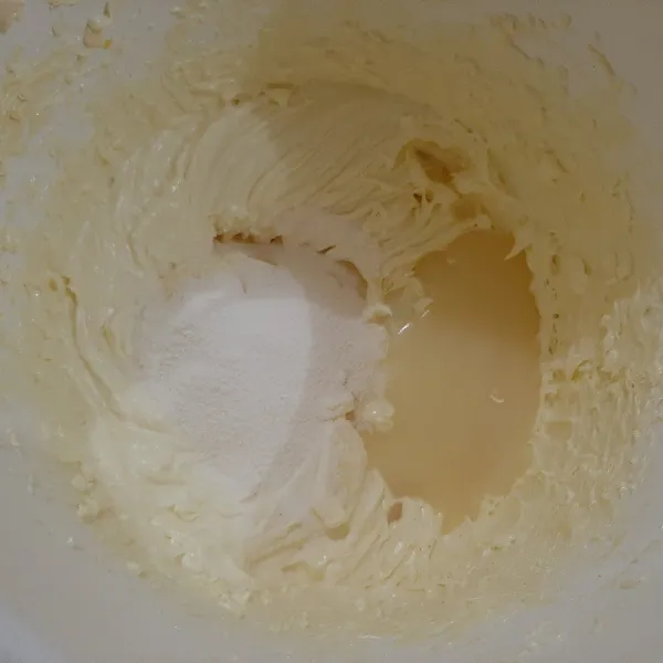Tambahkan fiber creme dan kental manis.