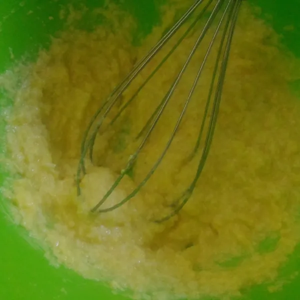 Kocok telur, keju, margarin dan garam menggunakan whisk hingga tercampur rata.