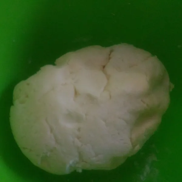 Masukkan tapioka uleni hingga adonan tercampur rata.