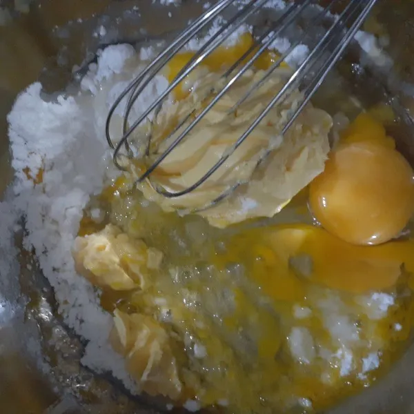 Kemudian kocok menggunakan whisk sampai tercampur antara gula halus, margarin dan telur, tidak usah terlalu lama.