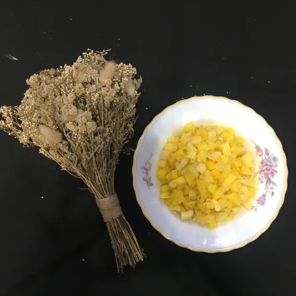 kupas buah nanas, lalu potong dadu, kemudian masukkan kedalam panci, beri air dan gula, lalu rebus buah nanas sekitar 10 menit