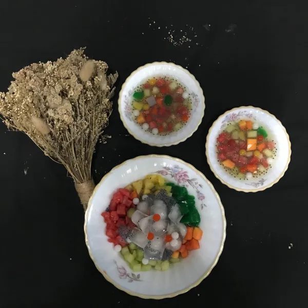 setelah semua siap dalam satu tempat, berikan sirup leci sebagai kuah es (siap dihidangkan)