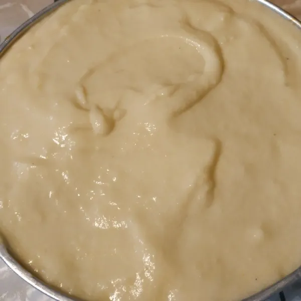 Untuk lapisan atas, tambahkan creamy sauce