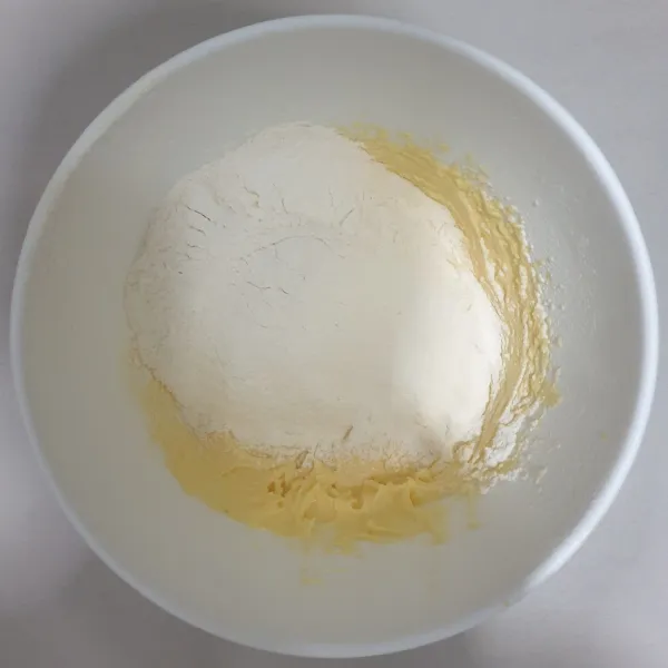 Masukan tepung terigu, tepung jagung dan Susu bubuk,aduk menggunakan spatula sampai tercampur rata