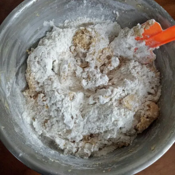 Masukkan tepung, garam, dan baking powder yang sudah di ayak sebelumnya. Lalu aduk rata.