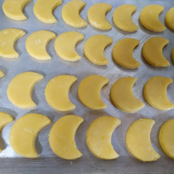 Taruh adonan di atas plastik, lalu gilas dengan rolling pin. Cetak dan taruh di loyang yang telah diolesi margarin.