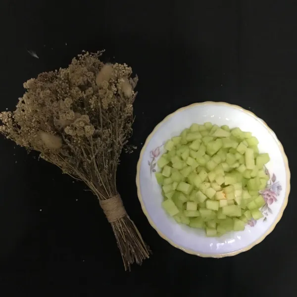 kupas buah melon juga dan lalu potong dadu atau sesuai selera