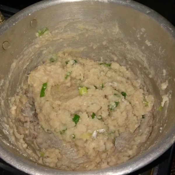 masukan terigu,tepung beras dan daun bawang.aduk rata.