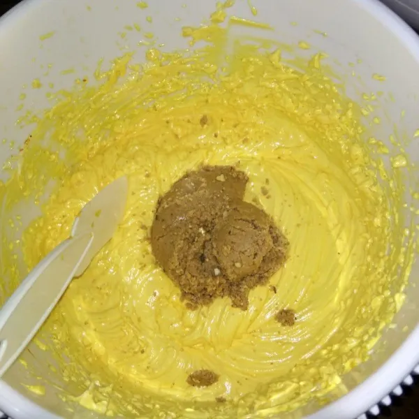 Tambahkan pewarna makanan ( kuning telur secukupnya) aduk hingga rata, lalu masuk Mix Nuts ,aduk rata dengan spatula
