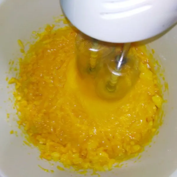 Kocok telur dengan margarin dengan kecepatan rendah hingga lembut, masukkan telur satu persatu aduk hingga rata.