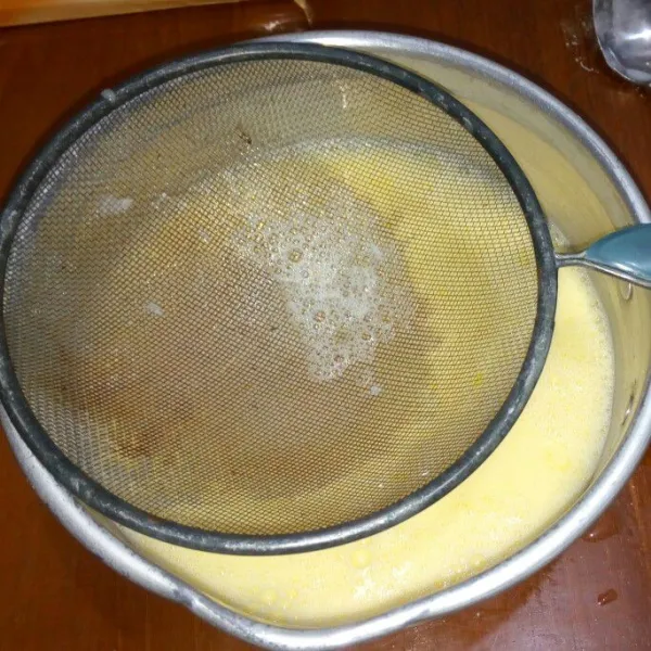 Buat vlanya: campur maizena, susu cair, vanilla, gula pasir dan kuning telur, aduk rata kemudian saring.