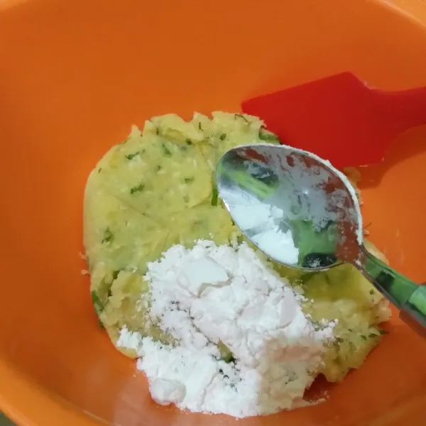 Tambahkan tepung maizena sedikit-sedikit sambil diuleni.