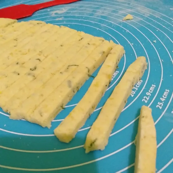 Giling dengan rolling pin sampai tipis, iris-iris bentuk panjang.