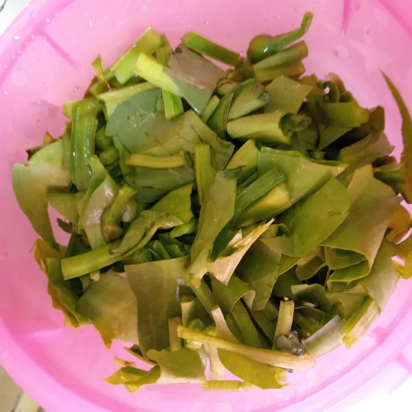 Potong kecil genjer dan cuci bersih