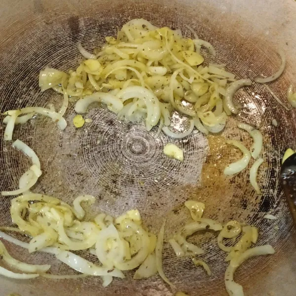 Bumbu spaghetti : Tumis bawang bombay,bawang putih, dan oregano kering hingga wangi dan sedikit layu