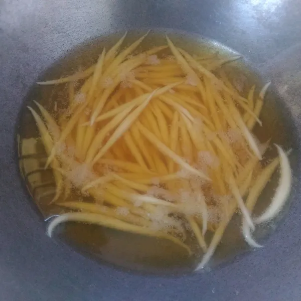 Masukkan adonan yang telah dibentuk kedalam minyak yang telah disiapkan dan usahan adonan terendam minyak.