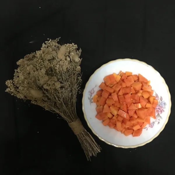 kupas buah pepaya kemudian potong dadu seperti lainnya
