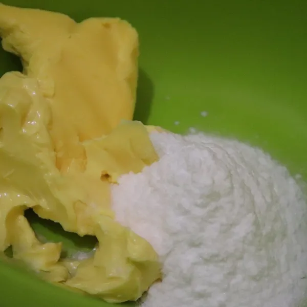 Siapkan butter margarin dan gula halus dalam satu wadah.