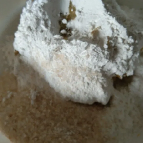 Tambahkan tepung ketan, gula pasir dan vanili bubuk, uleni hingga rata.