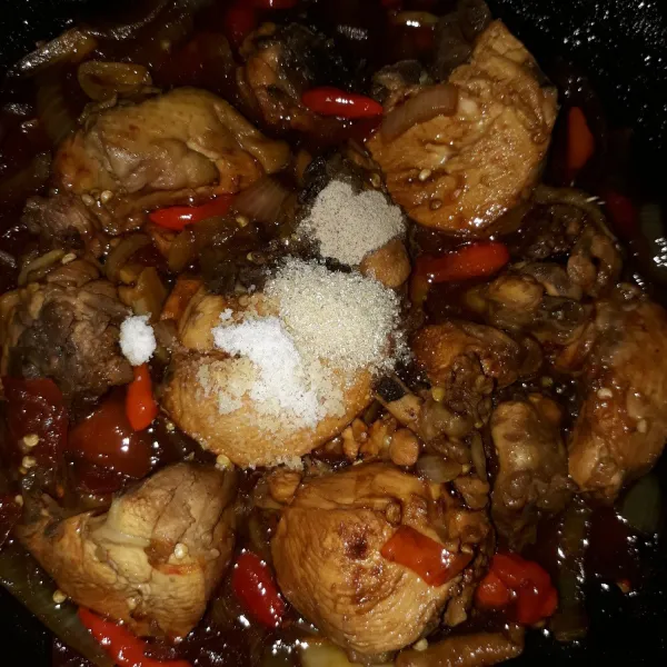Tambahkan garam, gula, dan lada bubuk. Aduk sampai rata. Masak sampai air mendidih dan mengental. Angkat lalu sajikan.