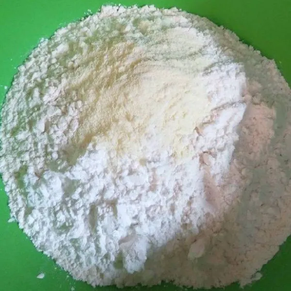 Masukkan semua bahan satu persatu lalu aduk rata.