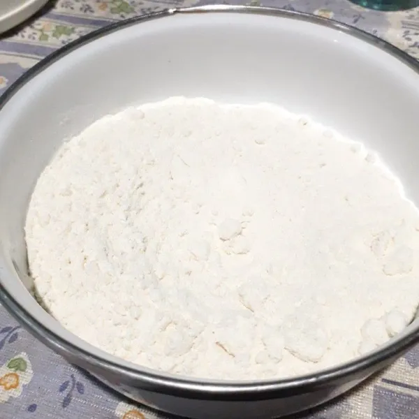 Siapkan tepung yang sudah dicampurkan dengan baking soda dan garam.